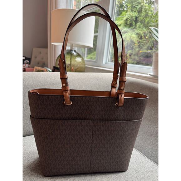 Michael Kors Outlet Jet Set Medium Logo Pocket Tote Bag Logo Brown Corn - Picture 7 of 16